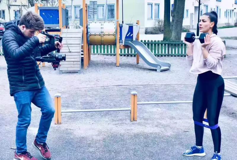 Tournage d’une vidéo marketing en extérieur, illustrant la création de contenu professionnel pour les réseaux sociaux et campagnes digitales.